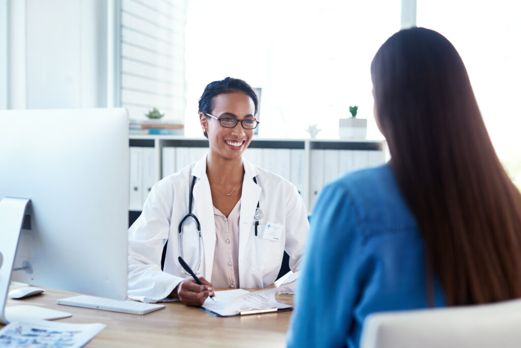 Consultation d'une femme avec une kyste microkystique