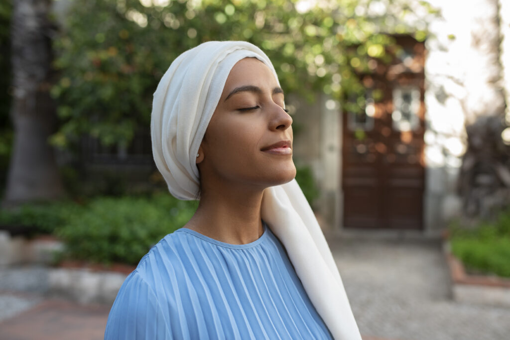 Dire “j’ai guéri cancer ovaire” correspond le plus souvent à une rémission complète durable obtenue grâce à une chirurgie précise, une chimiothérapie adaptée et parfois des thérapies ciblées modernes. Le diagnostic précoce améliore nettement le pronostic. Le suivi médical reste essentiel pour prévenir une récidive. Les avancées scientifiques récentes offrent un espoir encadré par la médecine et renforcent les perspectives de contrôle durable.